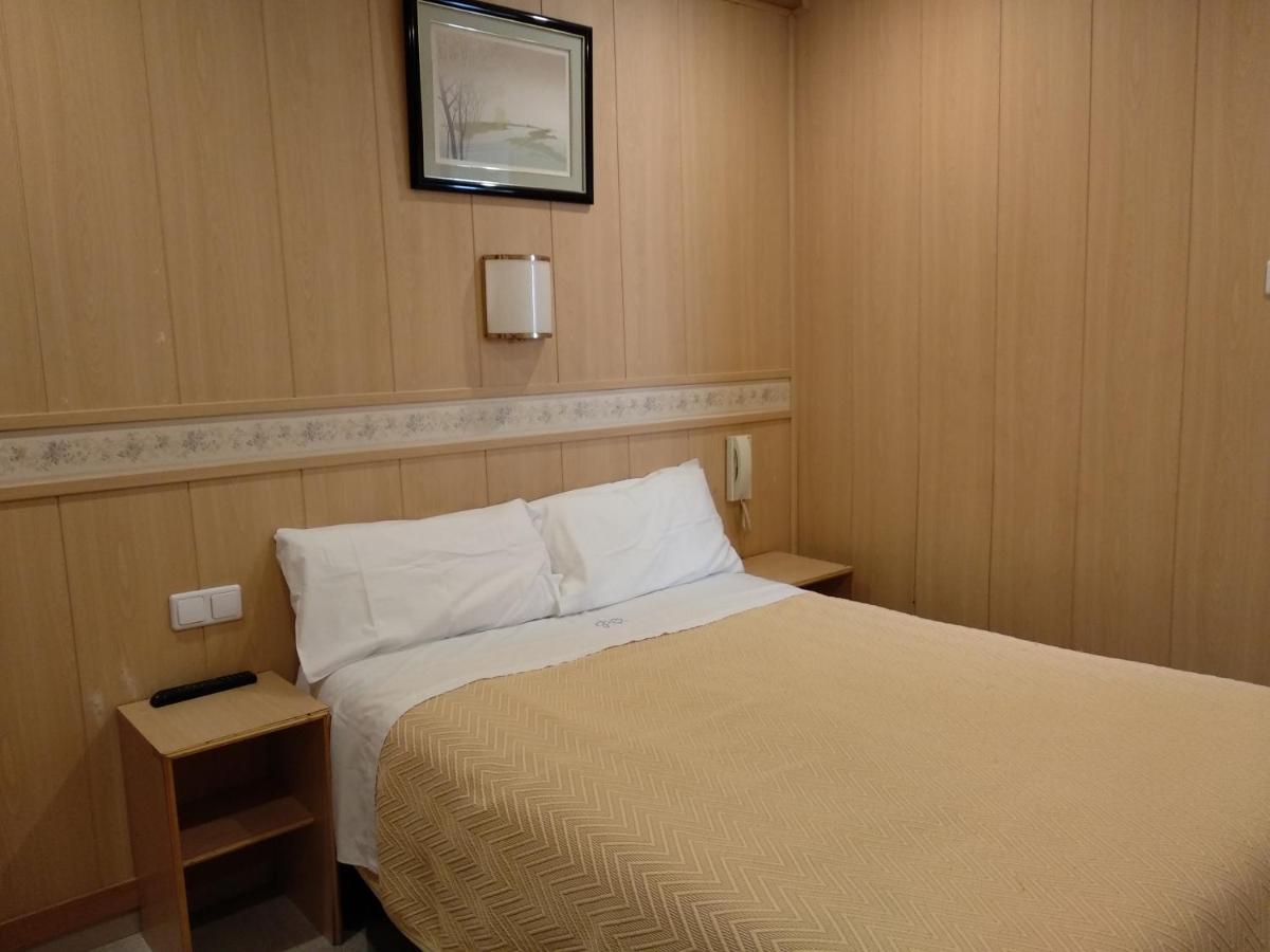 Pension Venecia Салоу Экстерьер фото
