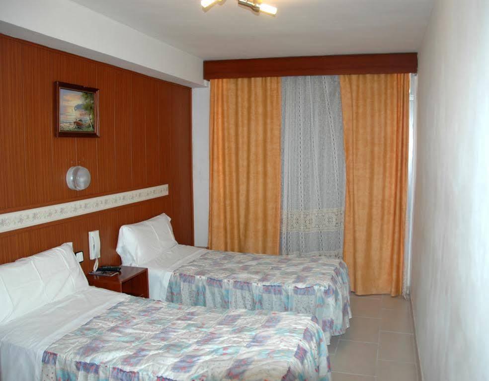 Pension Venecia Салоу Экстерьер фото