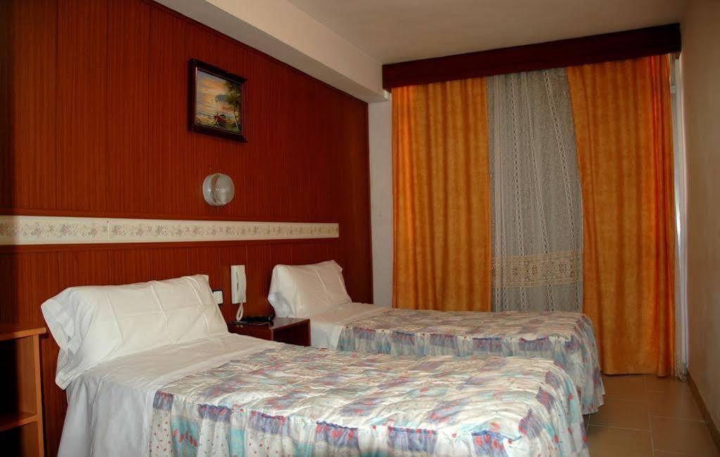 Pension Venecia Салоу Экстерьер фото