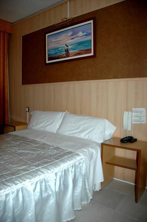 Pension Venecia Салоу Экстерьер фото