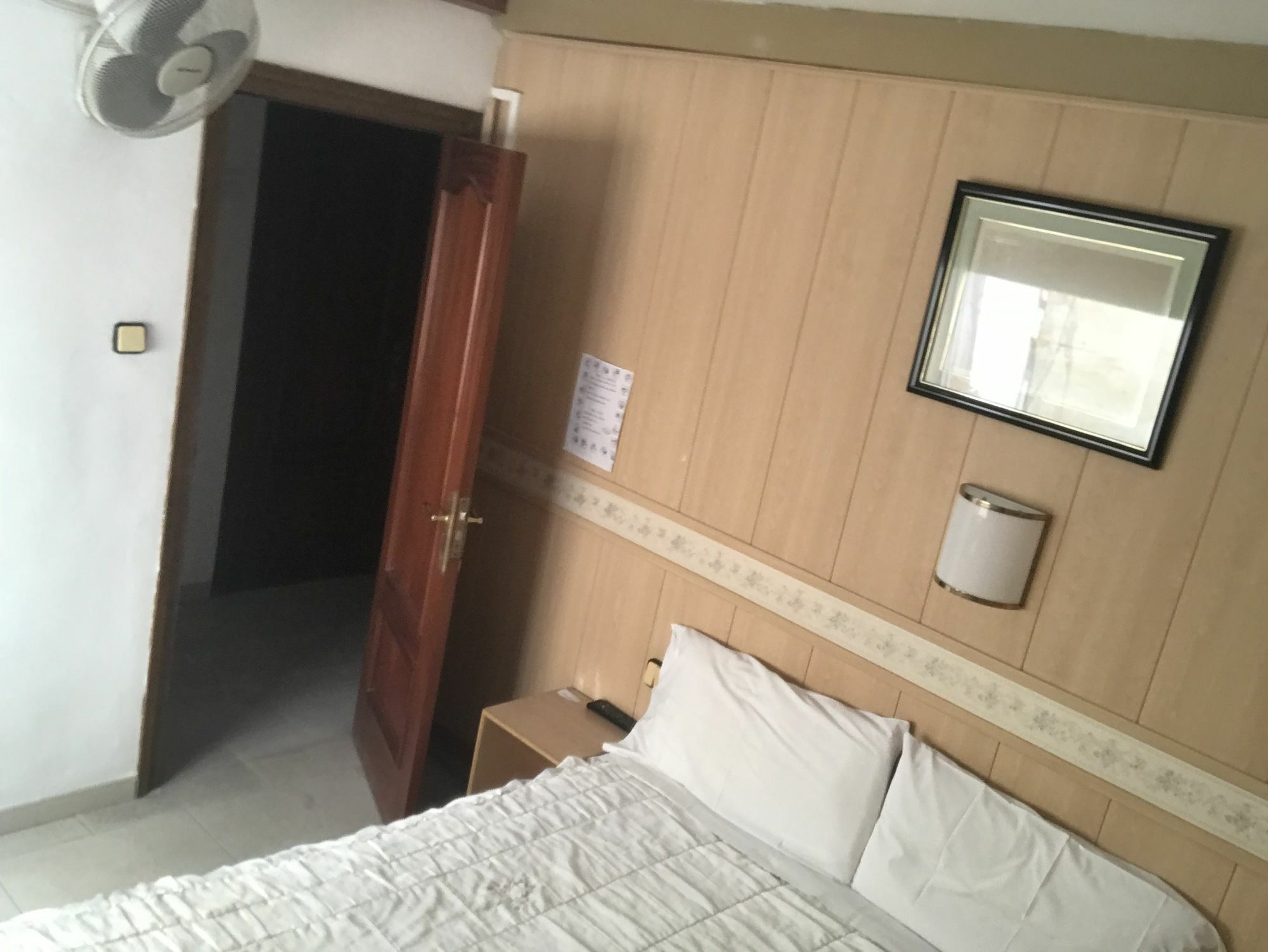 Pension Venecia Салоу Экстерьер фото