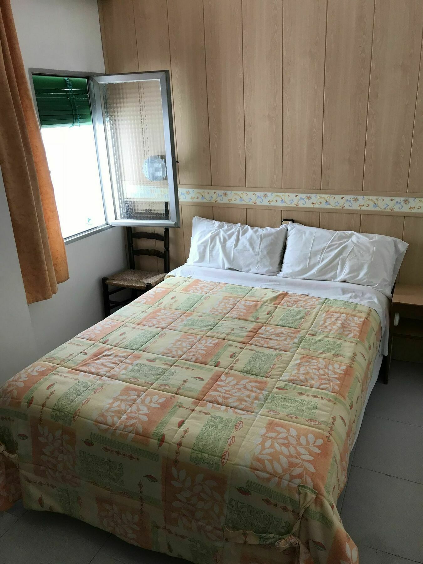 Pension Venecia Салоу Экстерьер фото